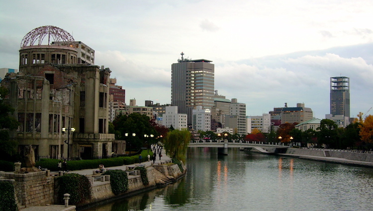 Photo: Atomic Bomb Dome by Jan Letzel and modern Hiroshima – Wikimedia Commons