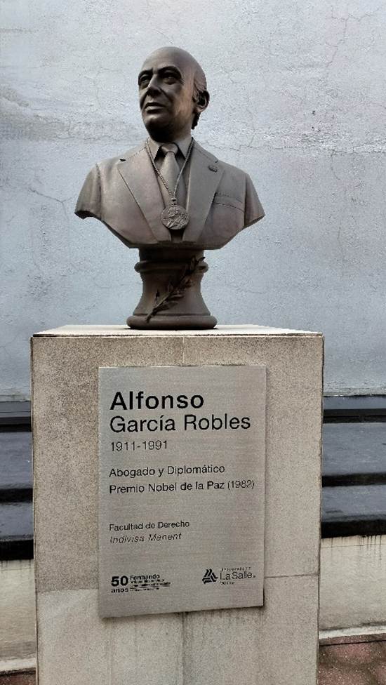 Image: Alfonso García Robles bust at La Salle University. Photo: Guillermo Ayala Alanis.