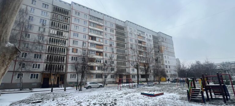© UNHCR/Yevheniia Kozun The bombing of residential buildings in Saltivka, Kharkiv, has left many Ukrainians without power.