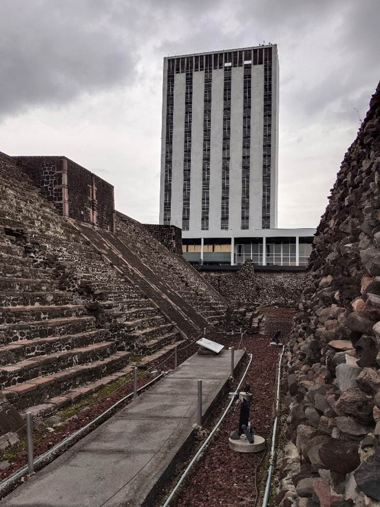 Photo: Building of the Tlatelolco University Cultural Center (CCUT), former tower of the Ministry of Foreign Affairs. Author: Guillermo Ayala Alanis.