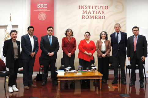 Presentación del libro A 80 años de la era nuclear ¿Dónde estamos y a dónde vamos? Una mirada desde México y América Latina; de izquierda a derecha: Martha Mariana Mendoza, Luis González, Abelardo Rodríguez, María Lourdes Sosa, María Antonieta Jáquez, Liliana Padilla, Gerardo Suárez y Jans Fromow. Fuente: @imatiasromero: https://x.com/imatiasromero/status/1993147828554608896